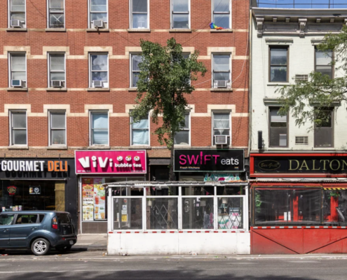 streetside outdoor restaurants along curb