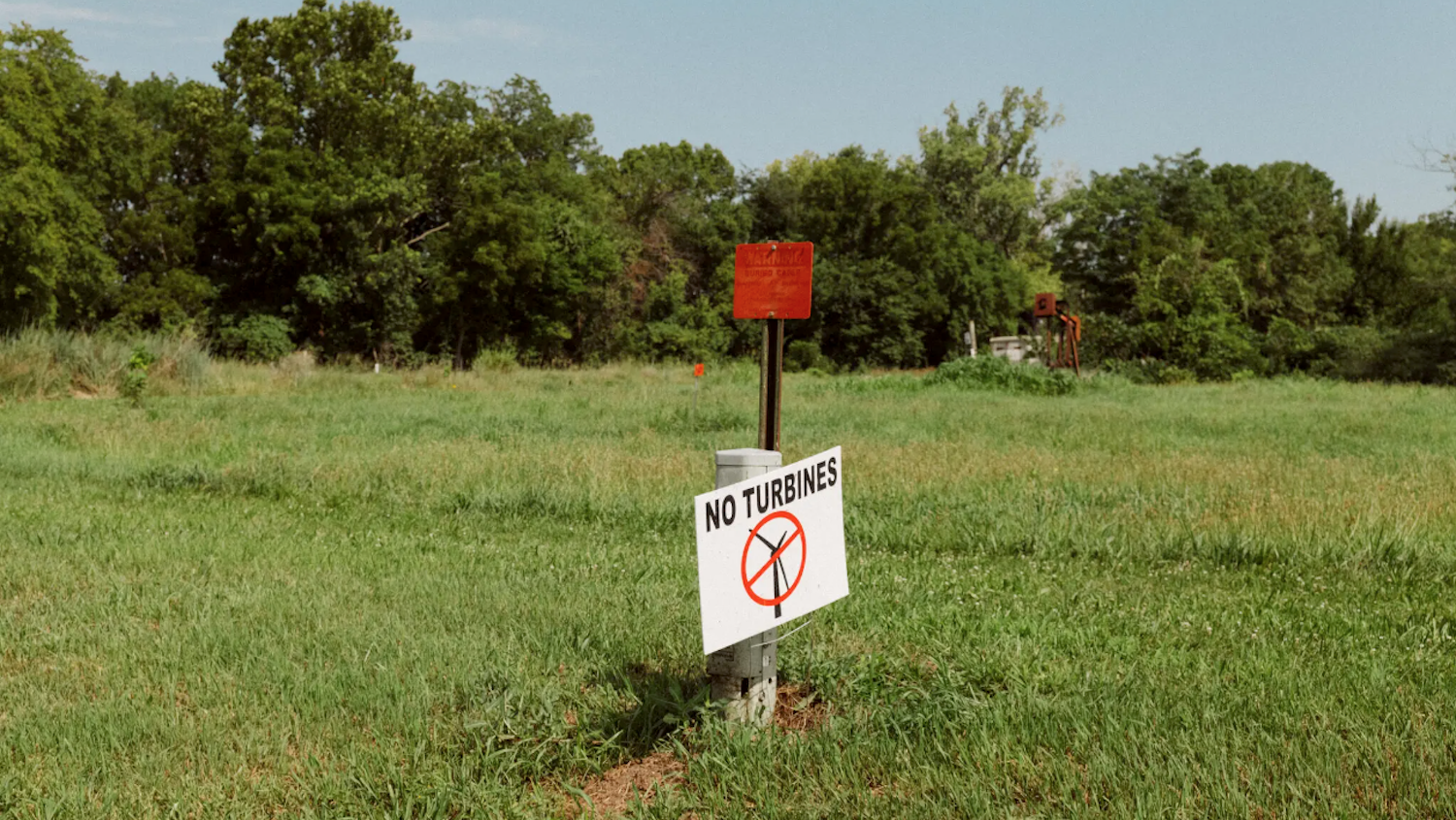 sign saying "No Turbines" in grassy field
