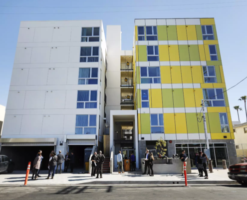 Photo of a 5 story apartment building recently built in Mar Vista, CA/