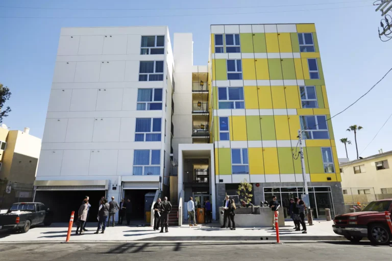 Photo of a 5 story apartment building recently built in Mar Vista, CA/