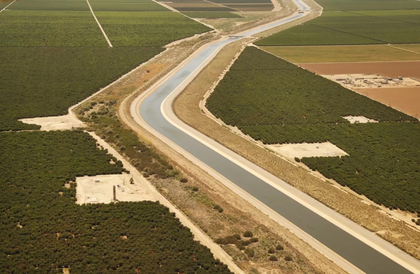 Aerial view of farmlands near Maricopa, at the southern end of the San Joaquin Valley, where the California Aqueduct brings water from the north. (Al Seib / Los Angeles Times)