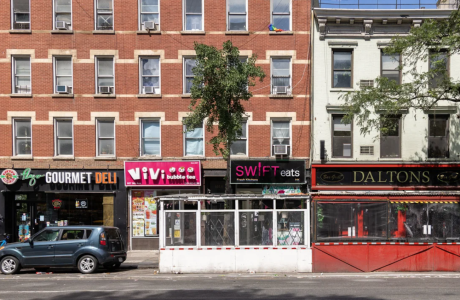 streetside outdoor restaurants along curb