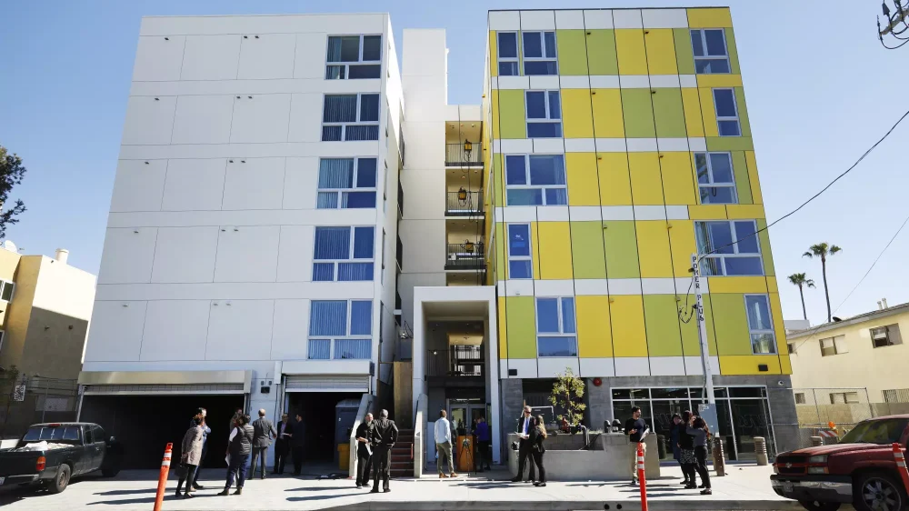 Photo of a 5 story apartment building recently built in Mar Vista, CA/