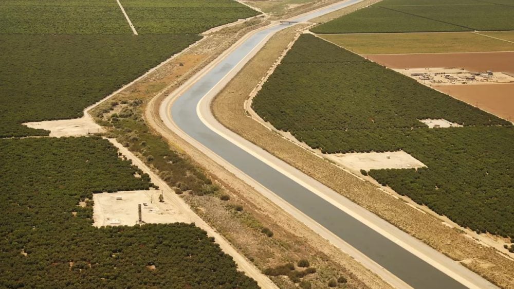 Aerial view of farmlands near Maricopa, at the southern end of the San Joaquin Valley, where the California Aqueduct brings water from the north. (Al Seib / Los Angeles Times)