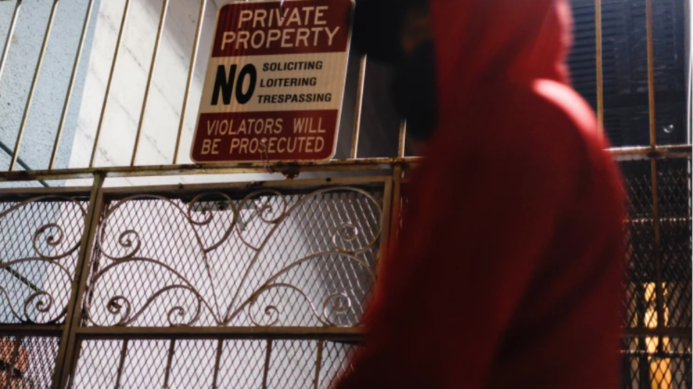 anti loitering sign on fence